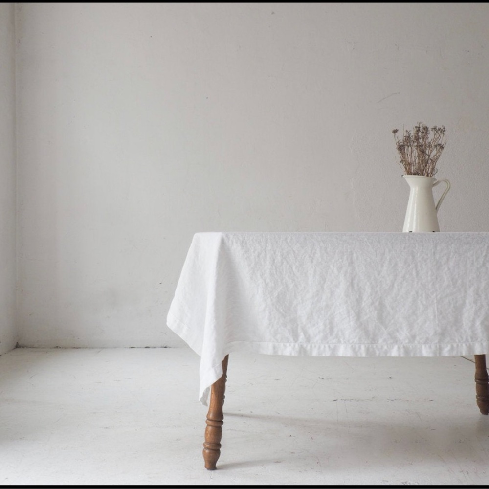 High quality 100 % Linen tablecloth. Never used - extra large (55 in x 134 in)